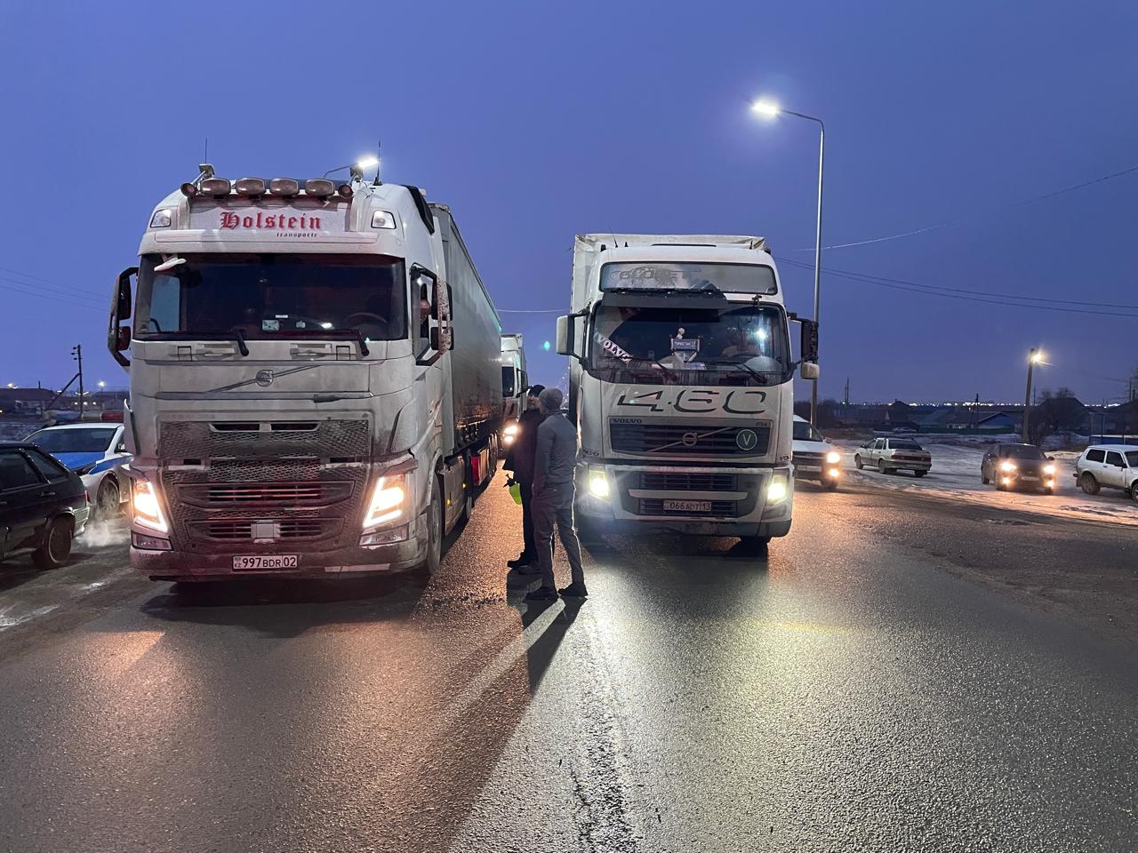 Более сотни жителей садового общества перекрыли дорогу в Уральске