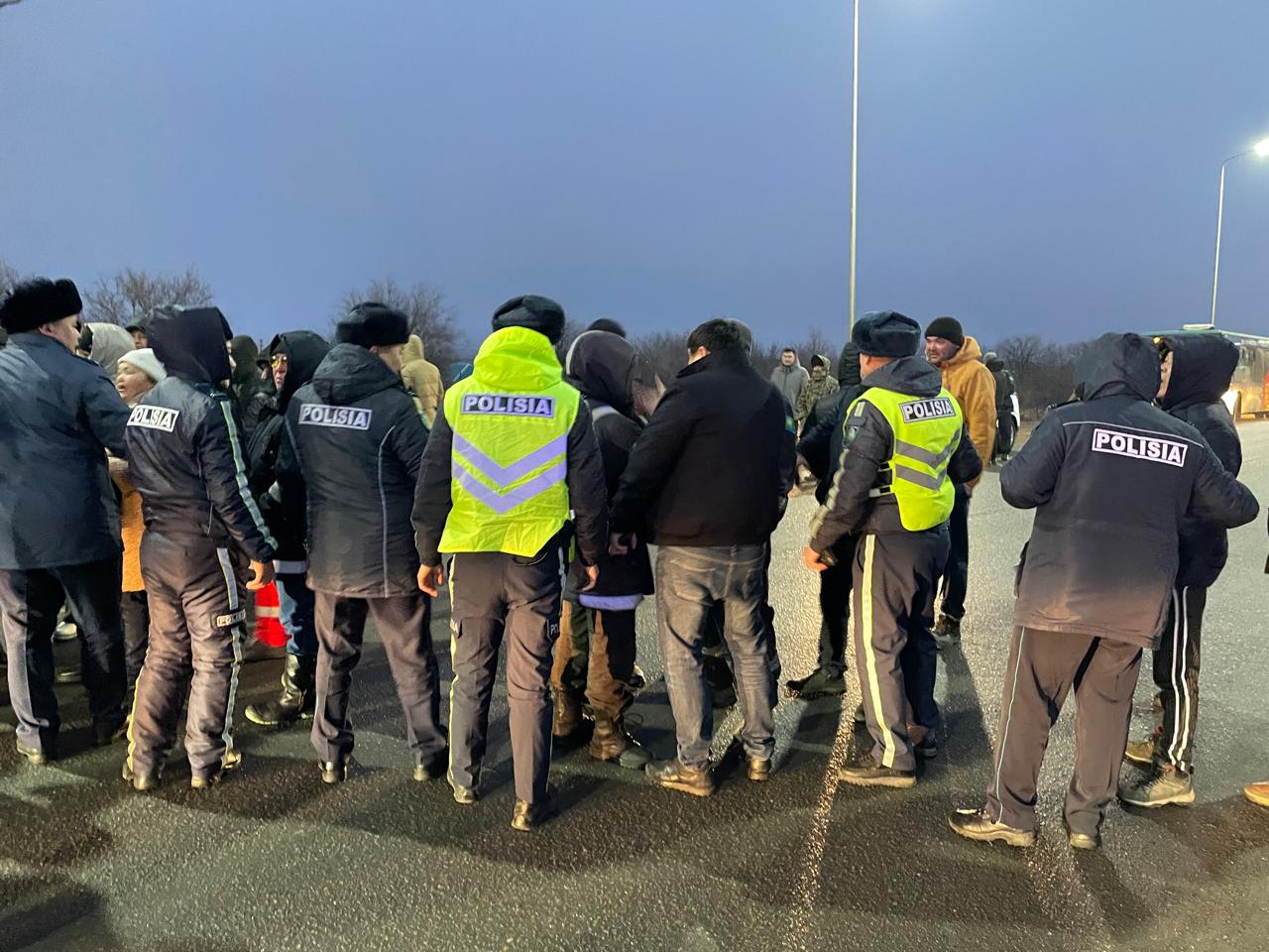 Более сотни жителей садового общества перекрыли дорогу в Уральске