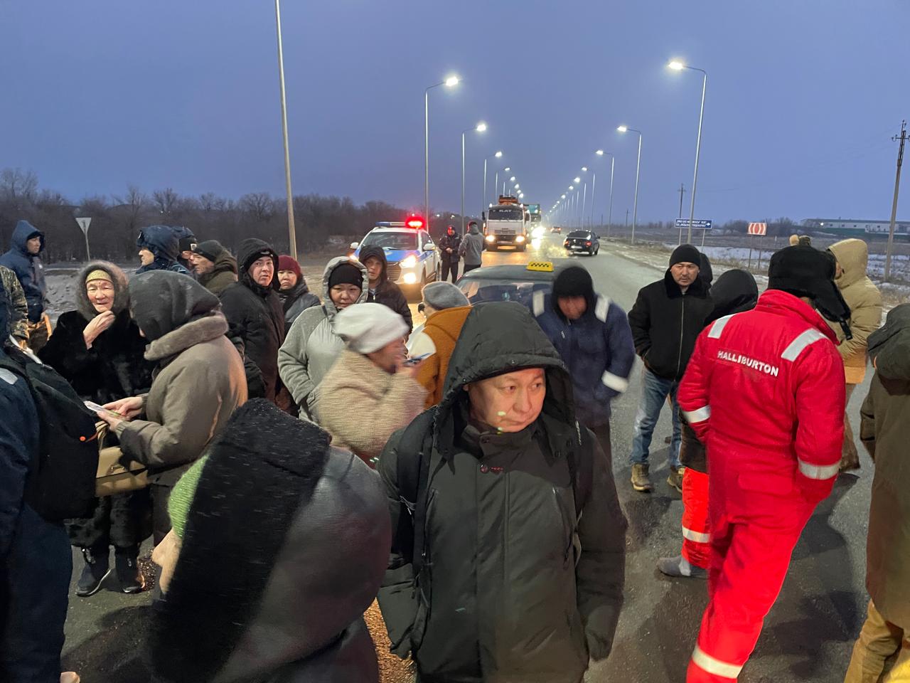 Более сотни жителей садового общества перекрыли дорогу в Уральске