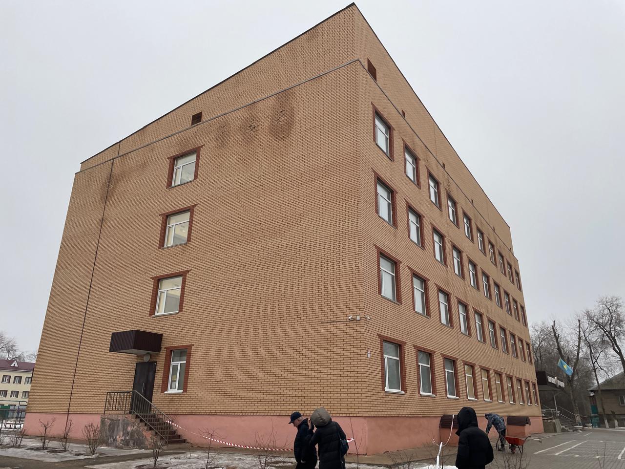Обломки кирпичей падают со стены школы в Уральске
