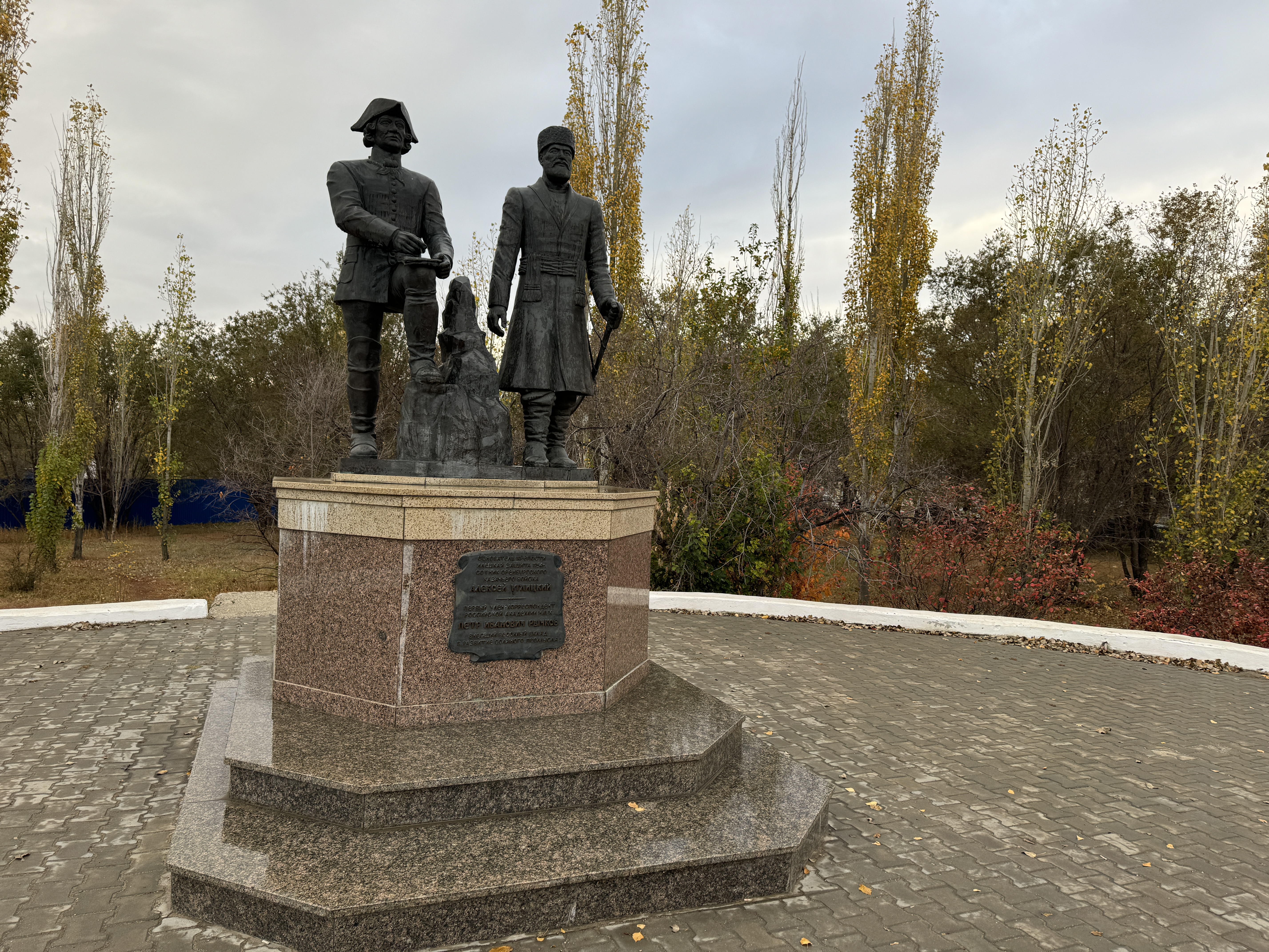 Памятник Рычкову и Углицкому в Соль-Илецке