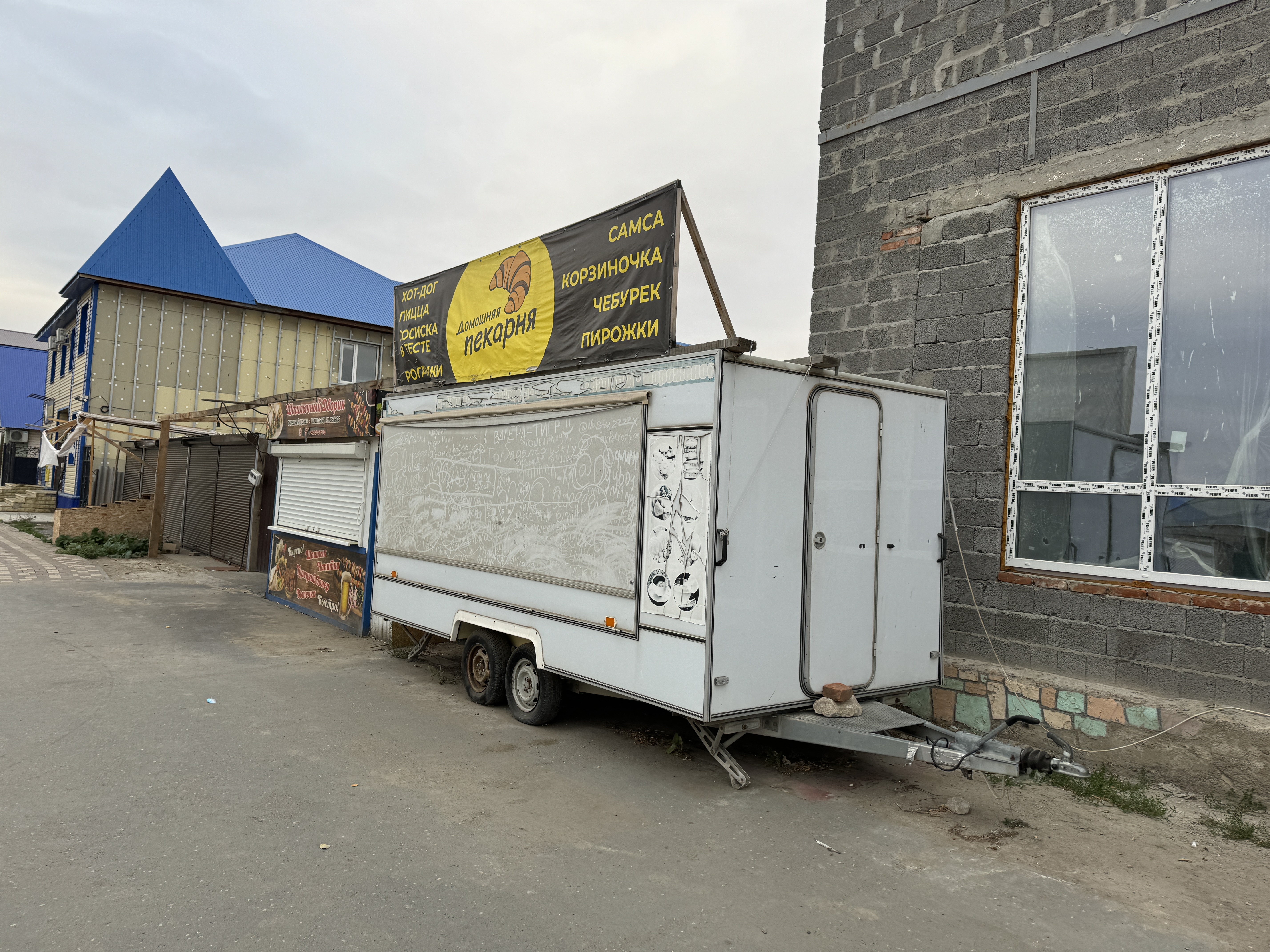 Закрытые кафе и магазины