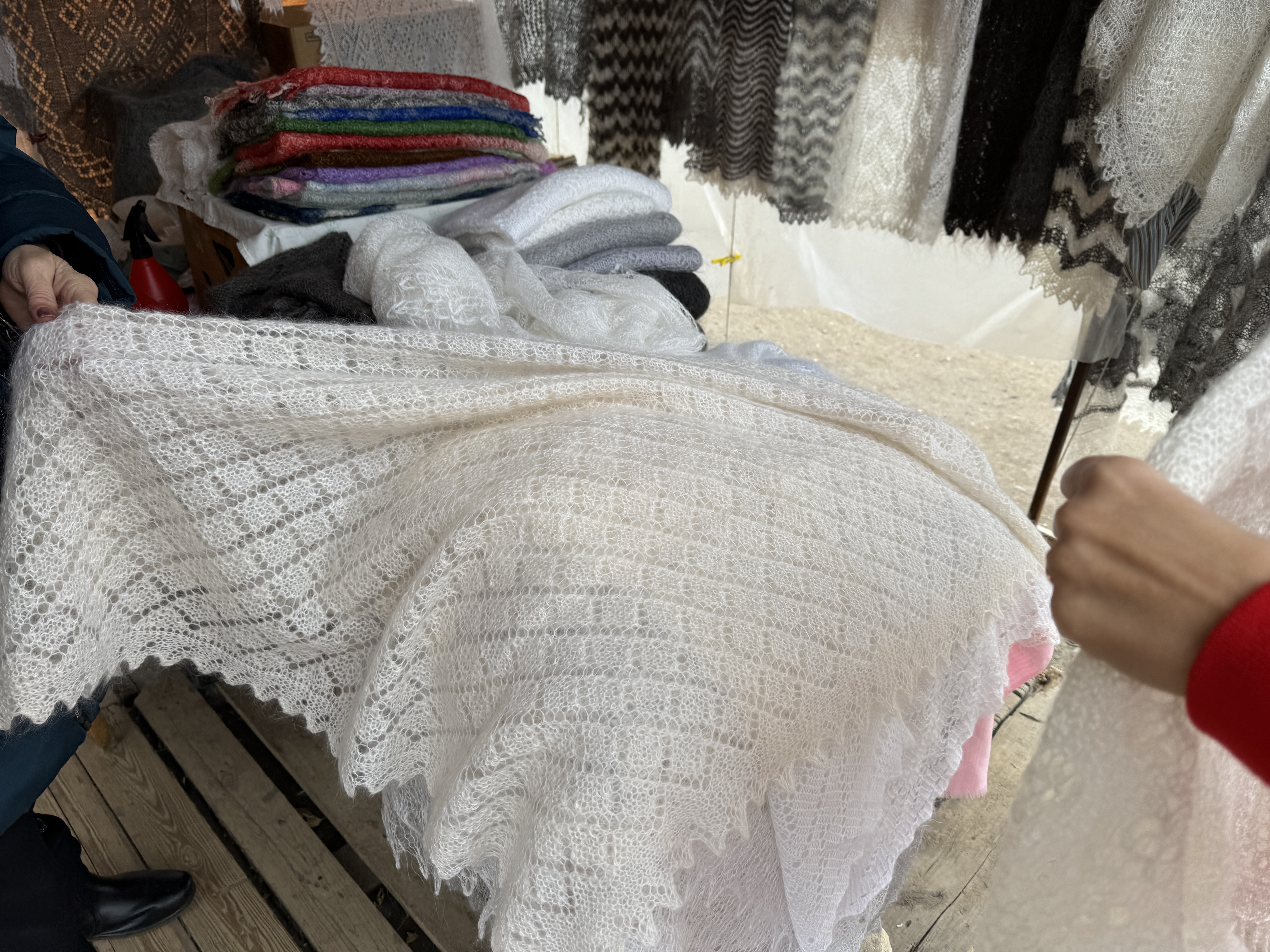 На рынке Соль-Илецка продают пуховые платки