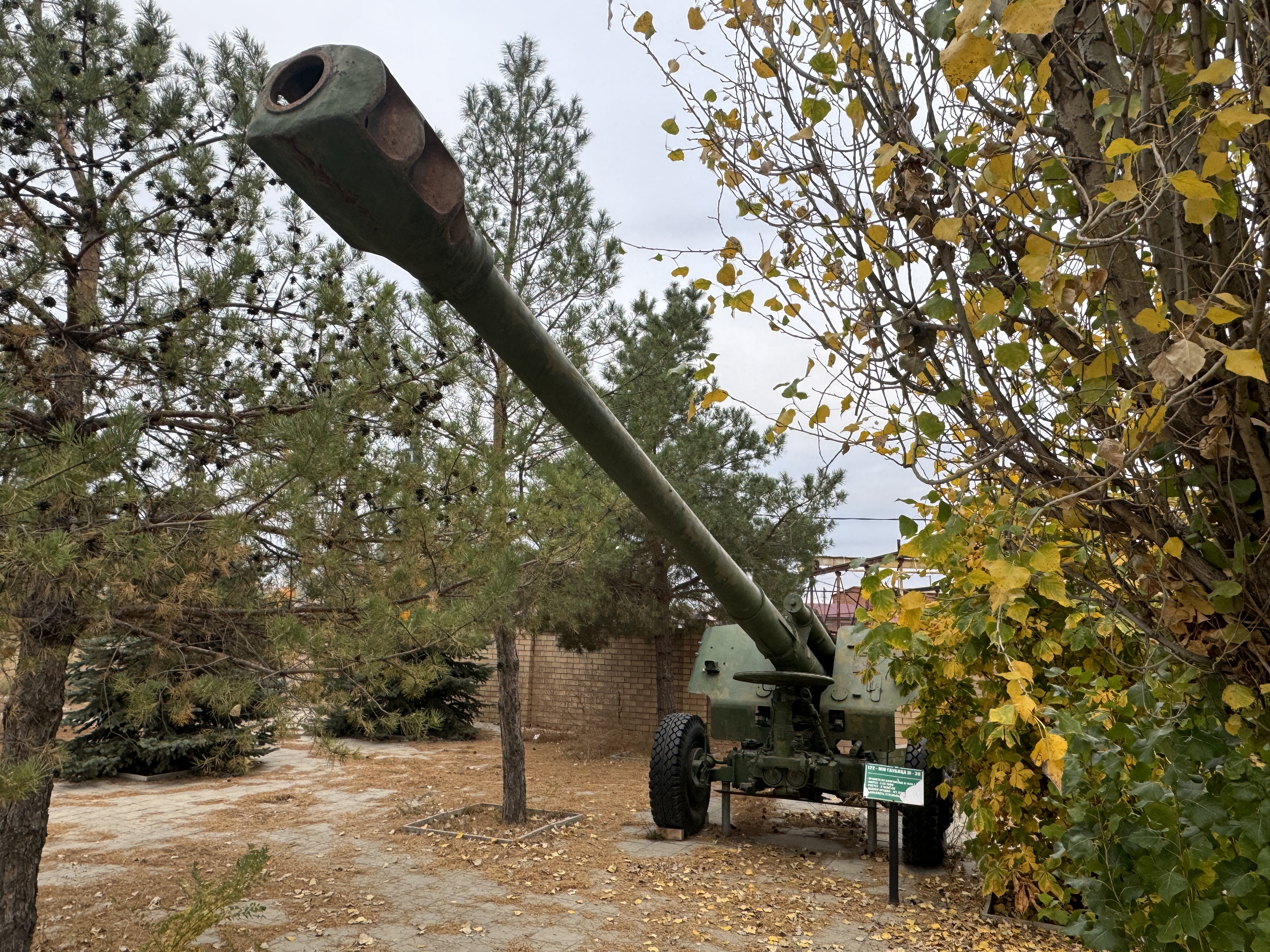 Выставка военной техники на окраине Соль-Илецка