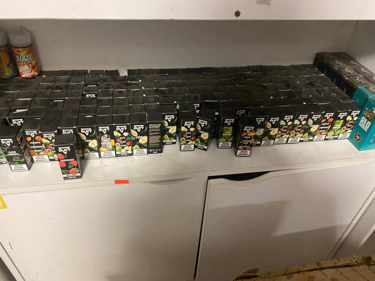 На фото вейпы, которые продавал хозяин алкомаркета. Фото пресс-службы МВД РК.