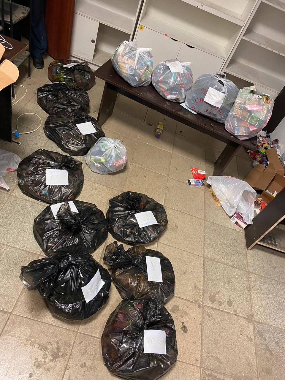 На фото вейпы, которые продавал хозяин алкомаркета. Фото пресс-службы МВД РК.